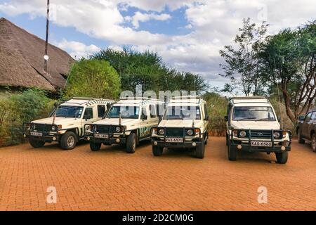 Mehrere leere Toyota Landcruiser 4x4 Offroad Safari Fahrzeuge geparkt an einer Wildhütte wegen Mangel an Touristen, Kenia, Ostafrika Stockfoto