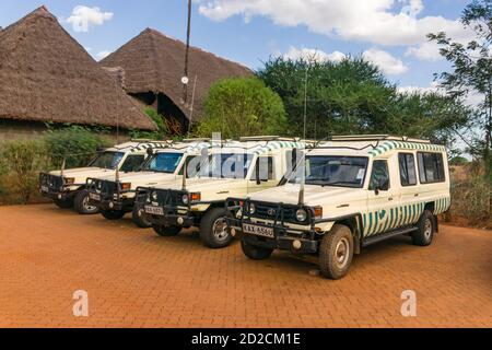 Mehrere leere Toyota Landcruiser 4x4 Offroad Safari Fahrzeuge geparkt an einer Wildhütte wegen Mangel an Touristen, Kenia, Ostafrika Stockfoto