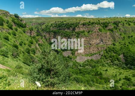 Erstaunliche Berglandschaft in Georgien an einem sonnigen Sommertag. Blick von oben auf den Dashbash Canyon Stockfoto