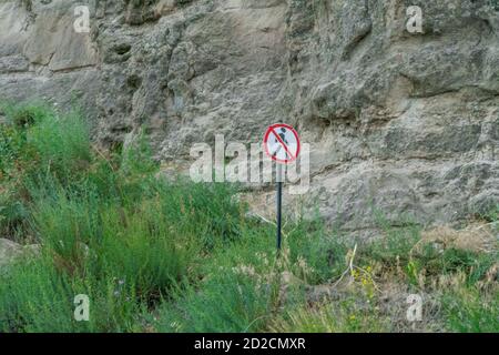 Das Schild 'No Passage' in der Nähe des Berges in Verbindung mit Der Steinschlag Stockfoto