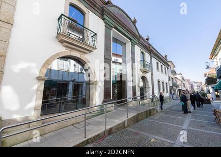 Esposende, Portugal - 21. Februar 2020: Architektonisches Detail und Straßenambiente des Rathauses in der Stadt an einem Wintertag Stockfoto