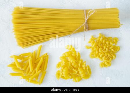Trocknen Sie mehrere Arten von Pasta auf einem hellen Hintergrund Stockfoto