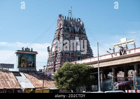 Chennai, Indien - 6. Februar 2020: Blick auf den Sri Parthasarathy Tempel gegen den blauen Himmel am 6. Februar 2020 in Chennai, Indien Stockfoto