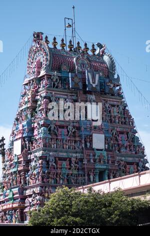 Chennai, Indien - 6. Februar 2020: Blick auf den Sri Parthasarathy Tempel gegen den blauen Himmel am 6. Februar 2020 in Chennai, Indien Stockfoto