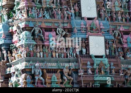 Chennai, Indien - 6. Februar 2020: Die Mauer des Sri Parthasarathy Tempels mit bunten hindu-Skulpturen am 6. Februar 2020 in Chennai, Indien Stockfoto