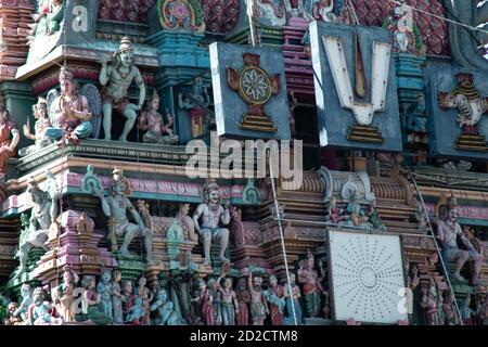 Chennai, Indien - 6. Februar 2020: Die Mauer des Sri Parthasarathy Tempels mit bunten hindu-Skulpturen am 6. Februar 2020 in Chennai, Indien Stockfoto