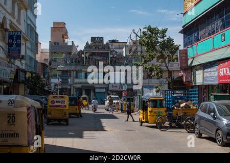 Chennai, Indien - 6. Februar 2020: Alltag auf einer Straße mit gelben Auto-Rikschas und nicht identifizierten Menschen am 6. Februar 2020 in Chennai, Indien Stockfoto