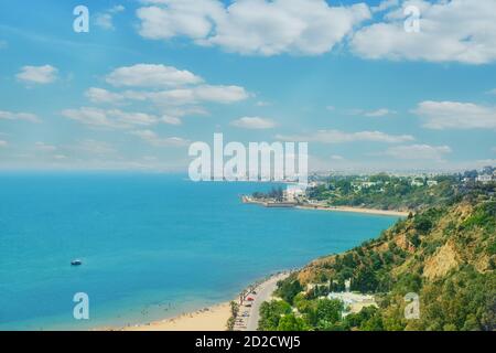 Meer, Strand, Promenade und Küstenstraße in Sidi Bou Said, Draufsicht. Mediterrane Meereslandschaft, Tunesien. Juni 2019 Stockfoto