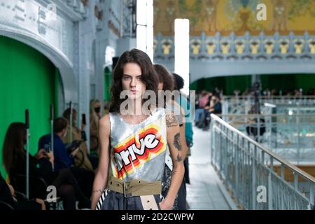 Paris, Frankreich. Oktober 2020. LOUIS VUITTON SS21 Runway während der Paris Fashion Week September 2020 - Paris, Frankreich 06/10/2020 Quelle: dpa/Alamy Live News Stockfoto
