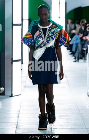 Paris, Frankreich. Oktober 2020. LOUIS VUITTON SS21 Runway während der Paris Fashion Week September 2020 - Paris, Frankreich 06/10/2020 Quelle: dpa/Alamy Live News Stockfoto