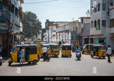 Chennai, Indien - 8. Februar 2020: Verkehr mit vielen traditionellen gelben Taxi Auto Rikschas auf einer Straße am 8. Februar 2020 in Chennai, Indien Stockfoto