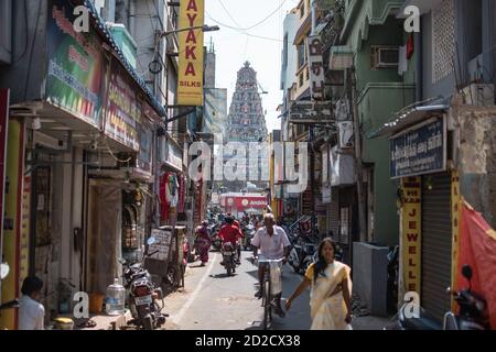 Chennai, Indien - 8. Februar 2020: Blick auf den Kapaleeshwarar Tempel von einer Gasse mit nicht identifizierten Menschen im Verkehr am 2020. Februar in Chennai, Indien Stockfoto