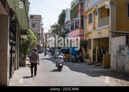 Chennai, Indien - 8. Februar 2020: Unbekannte Menschen auf Motorrädern, Alltag in einer Gasse am 8. Februar 2020 in Chennai, Indien Stockfoto