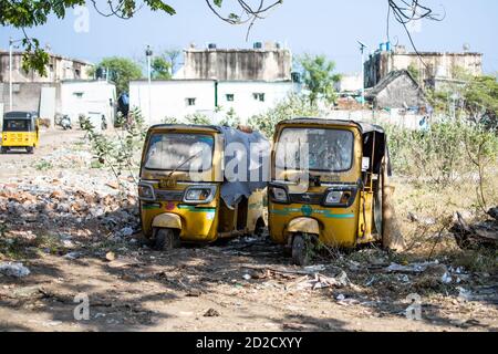 Chennai, Indien - 8. Februar 2020: Zwei traditionelle gelbe Auto-Rikschas wurden am 8. Februar 2020 in Chennai, Indien, aufgegeben und vergessen Stockfoto