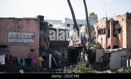 Chennai, Indien - 8. Februar 2020: Wäscherei hängen Trocknen außerhalb Wohngebäude in den Slums in der Nähe des Strandes am 8. Februar 2020 in Chennai, Indien Stockfoto