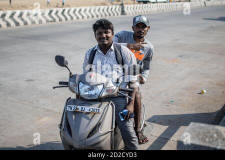 Chennai, Indien - 8. Februar 2020: Porträt zweier nicht identifizierter Männer auf ihrem Motorrad in Strandnähe am 8. Februar 2020 in Chennai, Indien Stockfoto