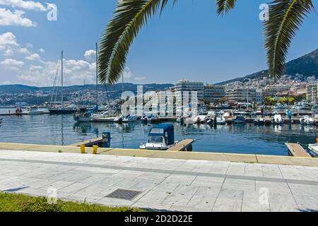 KAVALA, GRIECHENLAND - 22. JUNI 2019: Herrlicher Panoramablick auf die Stadt Kavala, Ostmakedonien und Thrakien, Griechenland Stockfoto