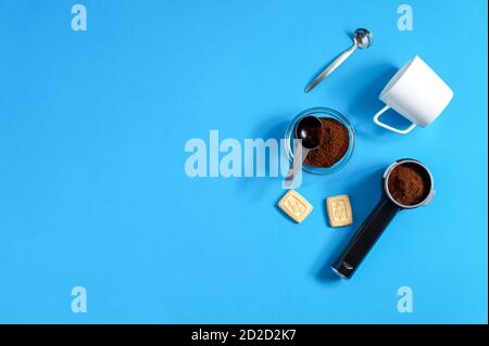 Stellen Sie Espressoartikel in eine Kaffeemaschine ein Stockfoto