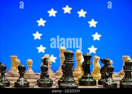 EU-Flagge auf dem Hintergrund des Schachs mit Figuren auf Die Platine Stockfoto