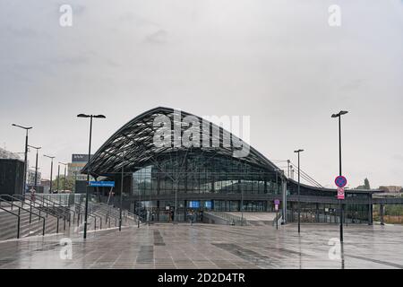 Lodz, Polen - 27. September 2020: Bahnhof Łódź Fabryczna - der größte und modernste in der Stadt Lodz, Polen Stockfoto
