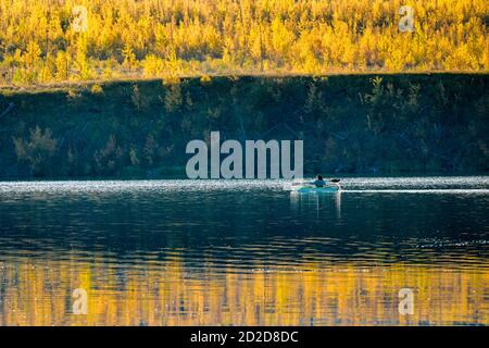 Kayaker, Talbot Lake, Jasper National Park, Alberta, Kanada Stockfoto