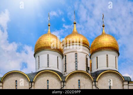 Kuppeln der Mariä Himmelfahrt-Kathedrale gegen den Himmel mit Wolken - Kreml, Moskau, Russland im Juni 2019 Stockfoto