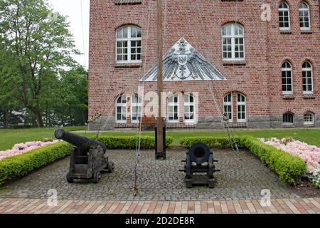 Zwei Kanonen an einem Fahnenmast an der Deutschen Marineakademie Stockfoto