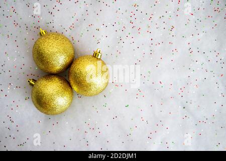 Drei schöne goldene weihnachtskugeln isoliert auf dem weißen Stockfoto