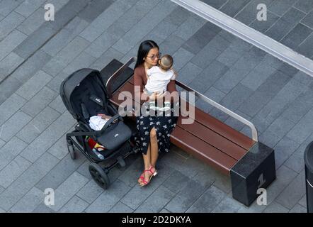 Junge asiatische Frau mit einem Baby in Liverpool ein Einkaufszentrum Stockfoto