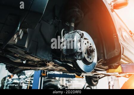 Auto auf Lift im Auto-Service mit Rädern für Reparatur und Wartung entfernt. Stockfoto
