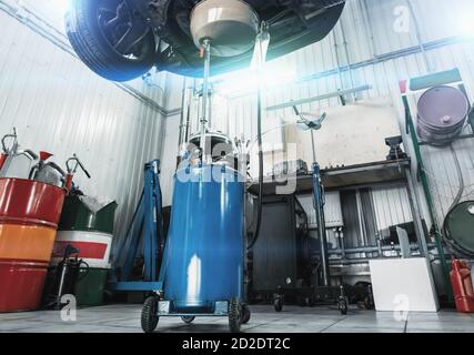 Getriebeöl wechseln im Autoservice mit Auto-On-Lift, Wartungskonzept. Stockfoto