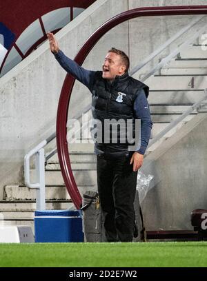 Betfred Cup - Heart of Midlothian / Inverness Caledonian Thistle. Tynecastle Park, Edinburgh, Midlothian, Großbritannien. 06/10/2020. Hearts ist Gastgeber von Inverness Caledonian Thistle im Betfred Cup im Tynecastle Park, Edinburgh. Bild zeigt: Inverness Caley Manager und HeartsÕs Legende, John Robertson, ruft Anweisungen an seine Spieler. Kredit: Ian Jacobs Stockfoto