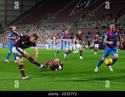 Betfred Cup - Heart of Midlothian / Inverness Caledonian Thistle. Tynecastle Park, Edinburgh, Midlothian, Großbritannien. 06/10/2020. Hearts ist Gastgeber von Inverness Caledonian Thistle im Betfred Cup im Tynecastle Park, Edinburgh. Bild zeigt: Hearts' Verteidiger Jamie Brandon kommt mit einem Raketenschuss nahe. Kredit: Ian Jacobs Stockfoto