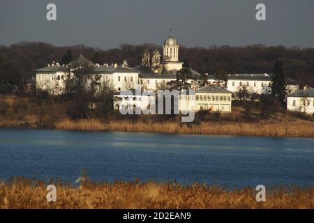 Ilfov County, Rumänien. Blick auf das Kloster Kaldarusani und den See um es herum. Stockfoto