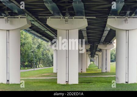 Drei Säulen der U-Bahn-Brücke, Ansicht von unten Stockfoto