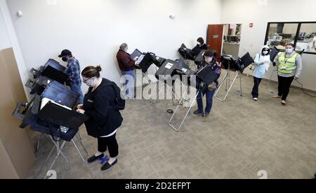 Medina, Usa. Oktober 2020. Die Wähler stellen ihre Stimmen am ersten Tag der frühen Abstimmung in Medina Ohio am Dienstag, 6. Oktober 2020. Foto von Aaron Josefczyk/UPI Credit: UPI/Alamy Live News Stockfoto