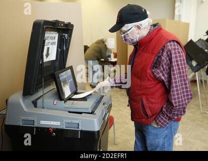 Medina, Usa. Oktober 2020. Ein Wähler stellt seine Wahl am ersten Tag der frühen Abstimmung in Medina Ohio am Dienstag, 6. Oktober 2020. Foto von Aaron Josefczyk/UPI Credit: UPI/Alamy Live News Stockfoto