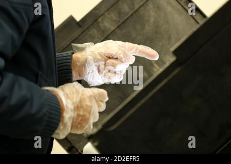 Medina, Usa. Oktober 2020. Ein Wähler trägt Schutzhandschuhe, als er seine Stimmen am ersten Tag der frühen Abstimmung in Medina Ohio am Dienstag, 6. Oktober 2020 abgibt. Foto von Aaron Josefczyk/UPI Credit: UPI/Alamy Live News Stockfoto