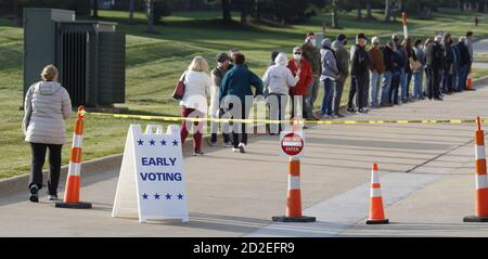 Medina, Usa. Oktober 2020. Die Wähler warten bis zu einer Stunde in der Reihe, um ihre Stimmen am ersten Tag der vorzeitigen Abstimmung in Medina Ohio am Dienstag, 6. Oktober 2020 abzugeben. Foto von Aaron Josefczyk/UPI Credit: UPI/Alamy Live News Stockfoto