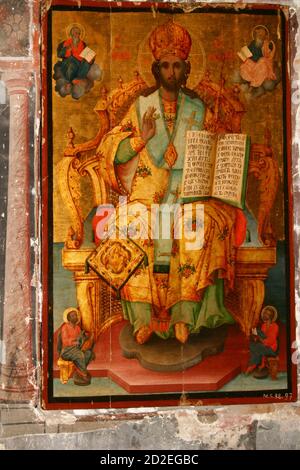 Snagov Kloster, Kreis Ilfov, Rumänien. Alte Ikone, die Jesus Christus auf einem königlichen Thron darstellt. Stockfoto