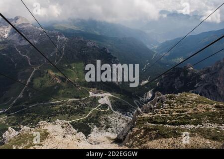 Blick vom Gipfel des Lagazuoi, auf die italienischen Alpen, die Dolomiten. Blick auf die Seilbahn, die vom Berg Lagazuoi auf- und abfährt. Stockfoto