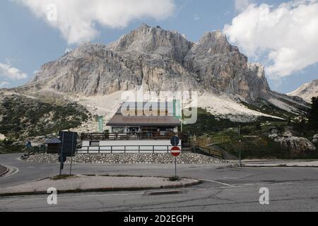 Seilbahn zum Rifugio Lagazuoi auf dem Berg Lagazuoi, im Sommer. Blick über den Mount Lagazuoi Stockfoto