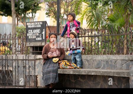 Eine indigene Kiche Maya Frau mit ihren Kindern. Santa Cruz del Quiché, Guatemala. Stockfoto