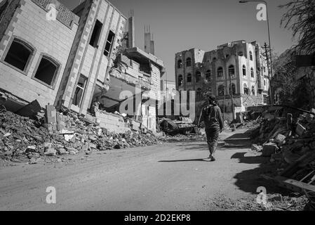 Taiz / Jemen - 13 Apr 2017 : Jemen vor zerstörten Häusern durch Krieg und gewaltsame Kämpfe in Taiz City, Jemen Stockfoto