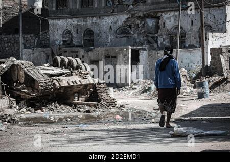 Taiz / Jemen - 13 Apr 2017 : Jemen vor zerstörten Häusern durch Krieg und gewaltsame Kämpfe in Taiz City, Jemen Stockfoto