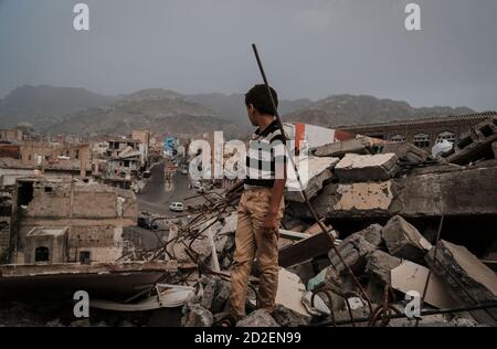 Taiz / Jemen - 13 Apr 2017 : Jemen vor zerstörten Häusern durch Krieg und gewaltsame Kämpfe in Taiz City, Jemen Stockfoto