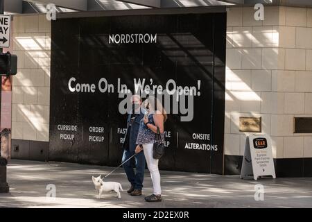 Seattle, USA. Oktober 2020. Viele Unternehmen in Westlake Downtown Einkaufsviertel entscheiden sich dafür, Geschäftsfenster zu lassen, während nächtliche Rassengleichheitsproteste ohne Ende in Sicht weiterlaufen. Das Geschäftsviertel Westlake ist seit Anfang des Jahres von Covid-19 weitgehend geschlossen. Ein Aufruhr im frühen kann dazu führen, dass Unternehmen die meisten Fenster in der Gegend besteigen. Quelle: James Anderson/Alamy Live News Stockfoto