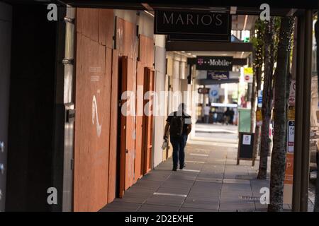 Seattle, USA. Oktober 2020. Viele Unternehmen in Westlake Downtown Einkaufsviertel entscheiden sich dafür, Geschäftsfenster zu lassen, während nächtliche Rassengleichheitsproteste ohne Ende in Sicht weiterlaufen. Das Geschäftsviertel Westlake ist seit Anfang des Jahres von Covid-19 weitgehend geschlossen. Ein Aufruhr im frühen kann dazu führen, dass Unternehmen die meisten Fenster in der Gegend besteigen. Quelle: James Anderson/Alamy Live News Stockfoto