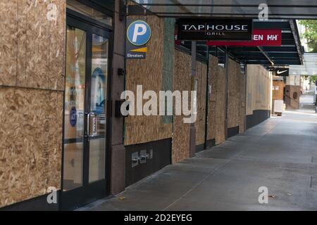 Seattle, USA. Oktober 2020. Viele Unternehmen in Westlake Downtown Einkaufsviertel entscheiden sich dafür, Geschäftsfenster zu lassen, während nächtliche Rassengleichheitsproteste ohne Ende in Sicht weiterlaufen. Das Geschäftsviertel Westlake ist seit Anfang des Jahres von Covid-19 weitgehend geschlossen. Ein Aufruhr im frühen kann dazu führen, dass Unternehmen die meisten Fenster in der Gegend besteigen. Quelle: James Anderson/Alamy Live News Stockfoto