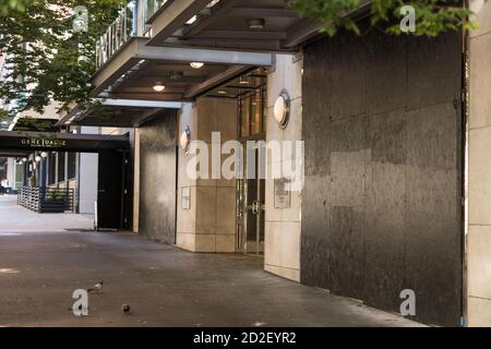 Seattle, USA. Oktober 2020. Viele Unternehmen in Westlake Downtown Einkaufsviertel entscheiden sich dafür, Geschäftsfenster zu lassen, während nächtliche Rassengleichheitsproteste ohne Ende in Sicht weiterlaufen. Das Geschäftsviertel Westlake ist seit Anfang des Jahres von Covid-19 weitgehend geschlossen. Ein Aufruhr im frühen kann dazu führen, dass Unternehmen die meisten Fenster in der Gegend besteigen. Quelle: James Anderson/Alamy Live News Stockfoto